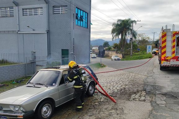 Bras&iacute;lia pega fogo enquanto trafegava por avenida em Gaspar