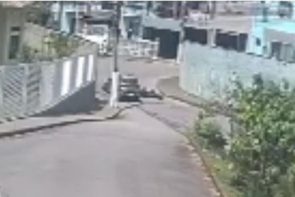 C&acirc;mera registra colis&atilde;o entre carro e motocicleta no bairro Primeiro de Maio