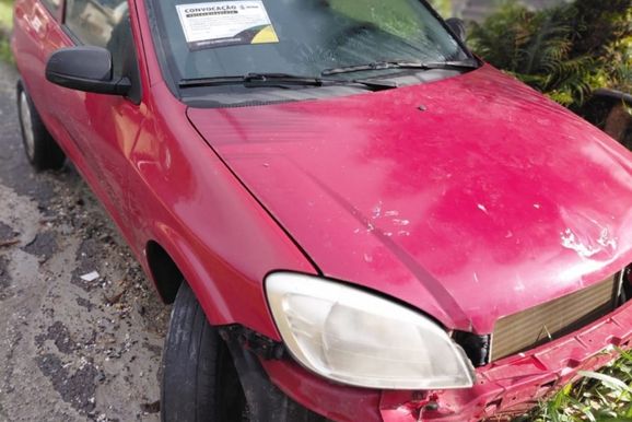 Carro abandonado e com sinais de colis&atilde;o &eacute; recolhido no bairro Po&ccedil;o Fundo