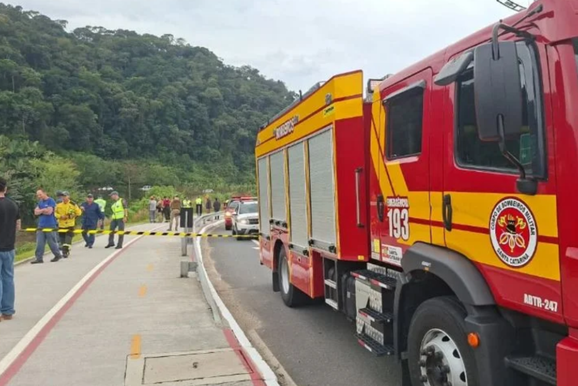 Carro cai no rio Itaja&iacute;-Mirim pr&oacute;ximo ao IFC, em Brusque