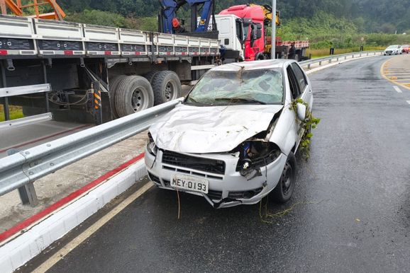 Carro que caiu no Itaja&iacute;-Mirim &eacute; localizado; motorista teria sa&iacute;do e sido arrastado