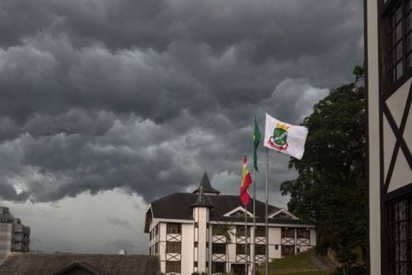 Chuva retorna e temperatura despenca no fim de semana em Brusque
