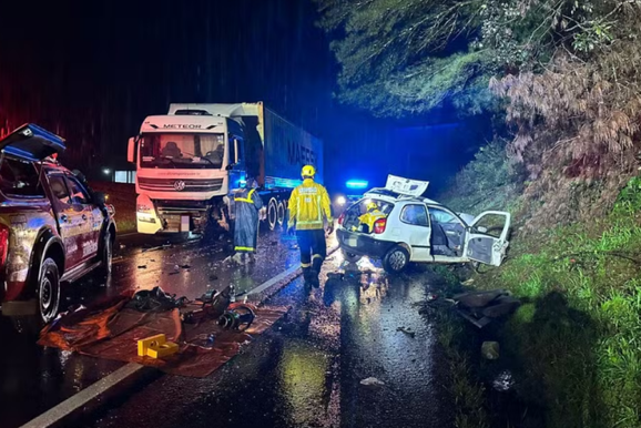 Crian&ccedil;a e dois adultos morrem em colis&atilde;o entre carro e caminh&atilde;o na BR-470