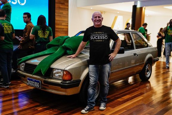 Diretor da Havan ganha r&eacute;plica de seu primeiro carro ap&oacute;s completar 40 anos na empresa
