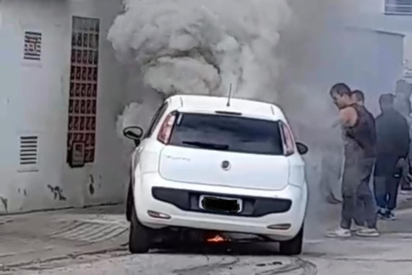 Fiat Punto pega fogo em rua do bairro Dom Joaquim, em Brusque