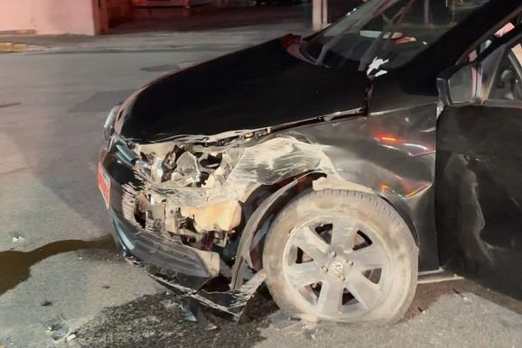 Ve&iacute;culo colide contra muro no Souza Cruz, em Brusque