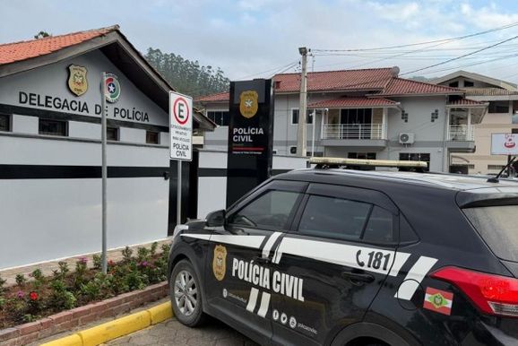 Homem &eacute; indiciado ap&oacute;s tiros atingirem resid&ecirc;ncia com moradores em Botuver&aacute;