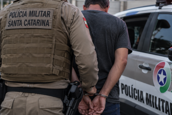 Homem procurado por estupro &eacute; localizado em resid&ecirc;ncia e preso no Steffen