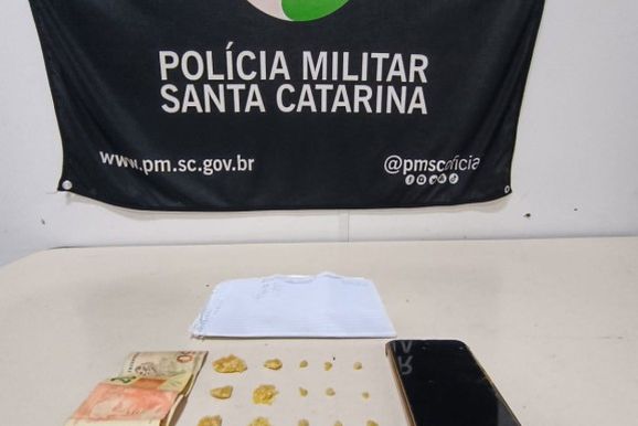 Homem tenta danificar celular durante abordagem e &eacute; preso por tr&aacute;fico em Blumenau