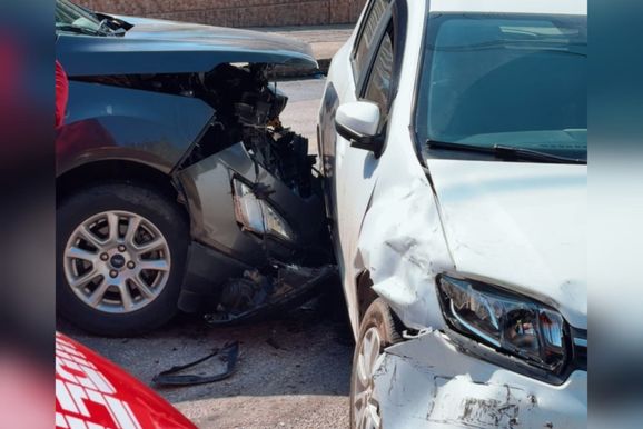 Idosa &eacute; atendida pelos bombeiros ap&oacute;s colis&atilde;o entre carros em Brusque