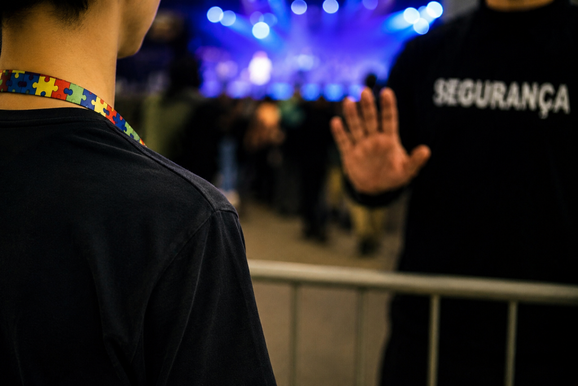Justi&ccedil;a condena tr&ecirc;s por impedirem jovem autista de entrar em evento em Joinville