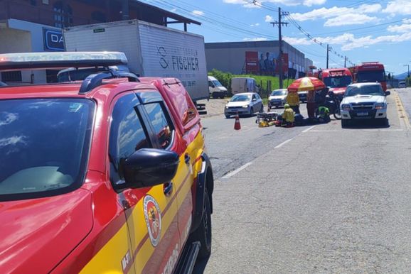 Motociclista idoso sofre fratura ap&oacute;s colis&atilde;o com carro em Gaspar
