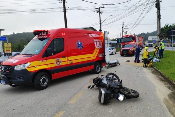 Motociclista sofre ferimento na cabe&ccedil;a ap&oacute;s colis&atilde;o na rodovia Ivo Silveira