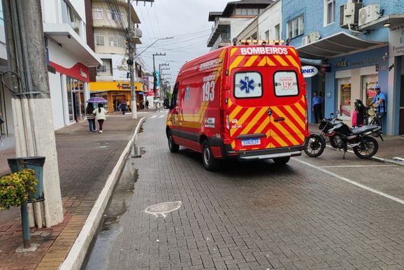 Motociclista sofre fraturas no p&eacute; e na perna ap&oacute;s colis&atilde;o com carro em Gaspar