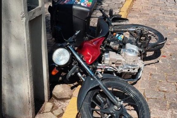 Motociclista sofre suspeita de fraturas ap&oacute;s acidente no Centro de Brusque