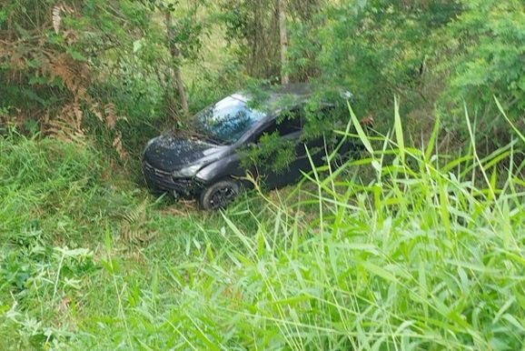Motorista fica ferido ap&oacute;s carro capotar e cair em ribanceira em Guabiruba