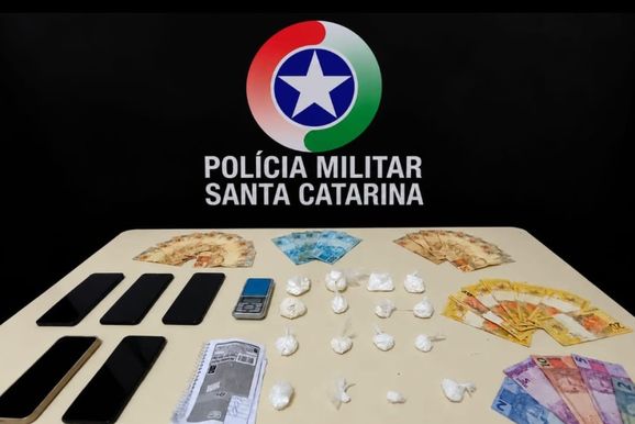PM segue movimenta&ccedil;&atilde;o de usu&aacute;rios e encontra coca&iacute;na em resid&ecirc;ncia de Gaspar