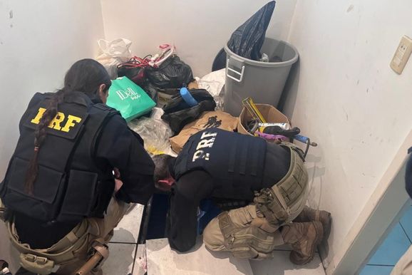 Pol&iacute;cia encontra bunker com 231 kg de coca&iacute;na escondidos em Itaja&iacute;