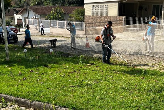 Pra&ccedil;as de tr&ecirc;s bairros de Brusque recebem servi&ccedil;os de limpeza e manuten&ccedil;&atilde;o