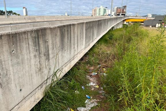 Prefeitura e PM desocupam &aacute;rea sob ponte utilizada para consumo de drogas em Brusque