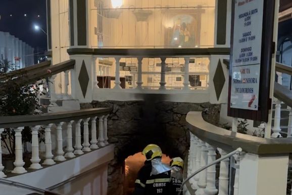 Princ&iacute;pio de inc&ecirc;ndio atinge gruta no  Santu&aacute;rio de Azambuja, em Brusque 