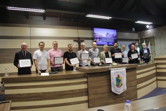Profissionais, empresas e institui&ccedil;&otilde;es s&atilde;o homenageados pela C&acirc;mara de Brusque