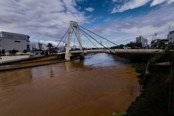 Rio Itaja&iacute;-Mirim come&ccedil;a a baixar ap&oacute;s chegar a 4,85 metros em Brusque