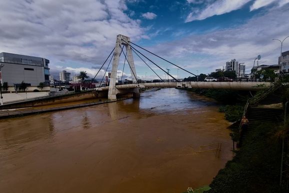 Rio Itaja&iacute;-Mirim ultrapassa 4,80 metros e sai da calha durante a madrugada em Brusque 