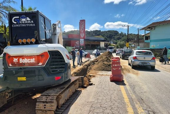 Rua Santa Cruz recebe 3,6 quil&ocirc;metros de nova tubula&ccedil;&atilde;o de &aacute;gua em Brusque