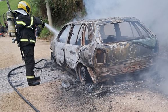 Ve&iacute;culo pega fogo e fica destru&iacute;do em Brusque