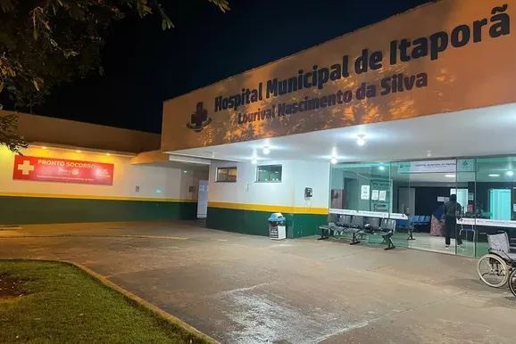 Entregador perde controle de moto, bate em &aacute;rvore e morre no hospital em Itapor&atilde;