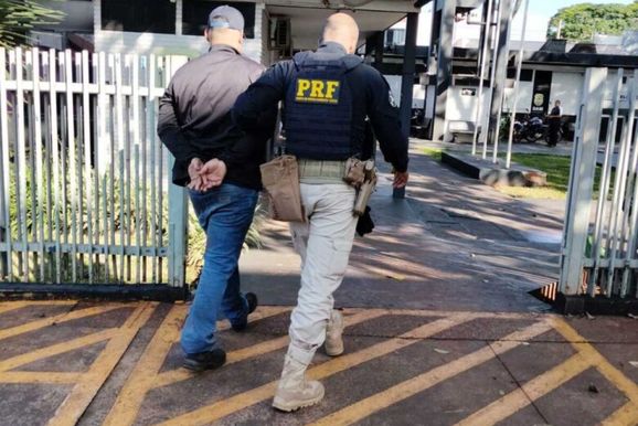 Motorista preso ap&oacute;s tentar fugir da pol&iacute;cia transportava mais de 1 tonelada de maconha