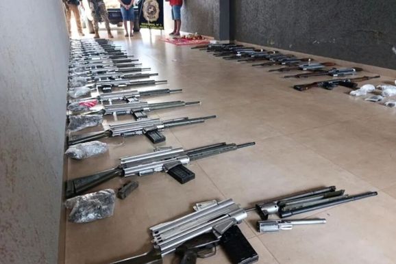 Arsenal com 30 fuzis para abastecer favelas do Brasil &eacute; apreendido na fronteira