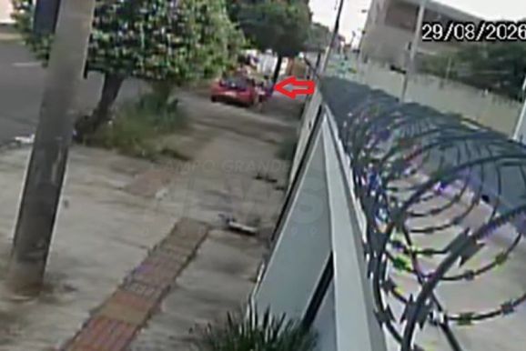 C&acirc;mera mostra suspeito saindo com filho antes de mulher ser encontrada morta em MS