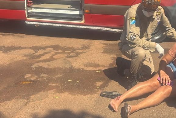 Colis&atilde;o entre carro e moto el&eacute;trica deixa duas pessoas feridas em Caarap&oacute;