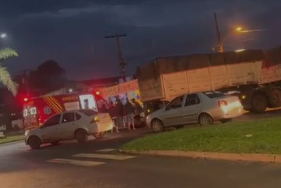 Colis&atilde;o entre carro e carreta na Vila Planalto deixa homem ferido