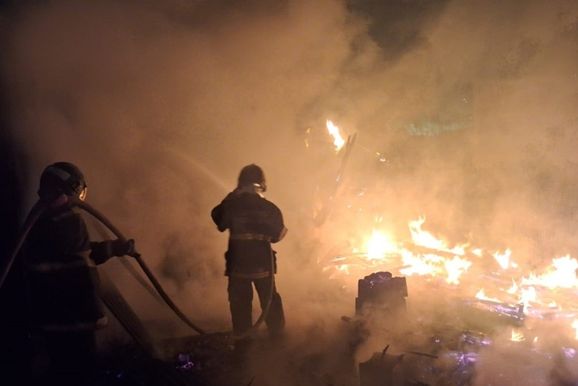 Inc&ecirc;ndio destr&oacute;i casa de madeira e mobiliza Corpo de Bombeiros durante a madrugada 