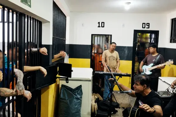 Internos do pres&iacute;dio de Caarap&oacute; recebem visita com louvor e mensagem de f&eacute;