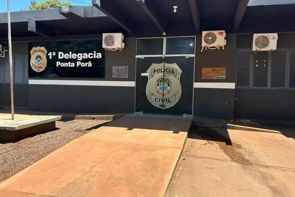 Morador ouve barulho no quintal e encontra homem morto na cal&ccedil;ada na fronteira