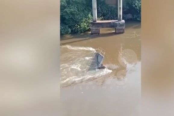 Ponte desmorona, caminh&atilde;o cai e motorista morre no Rio Taquari em MS
