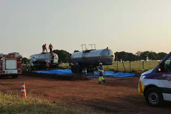 Trabalhador cai dentro de caminh&atilde;o de piche de asfalto e morre em obra na BR-163