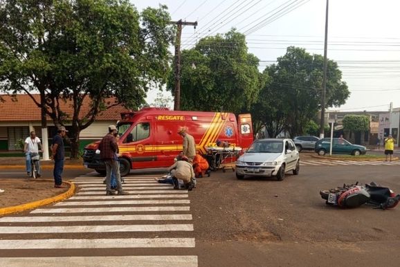 Acidente entre Biz e Celta deixa duas pessoas feridas em rotat&oacute;ria de Caarap&oacute;