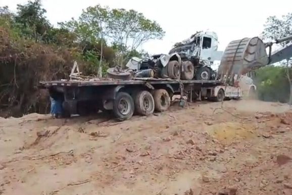 Ap&oacute;s quase 20 dias submersa, carreta que caiu em ponte no Rio Taquari &eacute; retirada