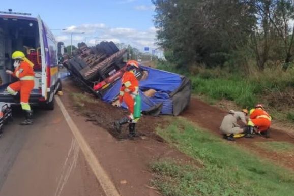 Carreta carregada com madeira tomba e motorista fica ferido na BR-163