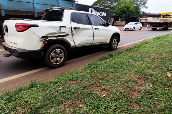 Caminhonete fica danificada ap&oacute;s colis&atilde;o com carreta na BR-163, em Caarap&oacute;