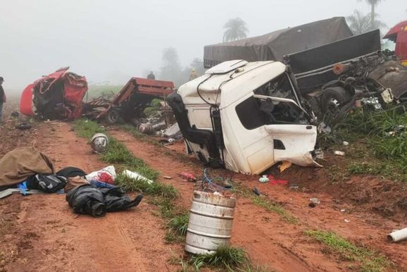 Colis&atilde;o entre carreta e caminh&atilde;o deixa 1 morto e outro ferido na MS-157