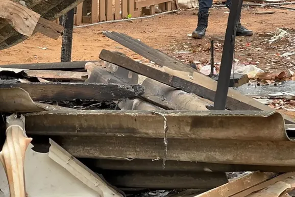 Corpo de jovem &eacute; encontrado carbonizado dentro de barraco em MS