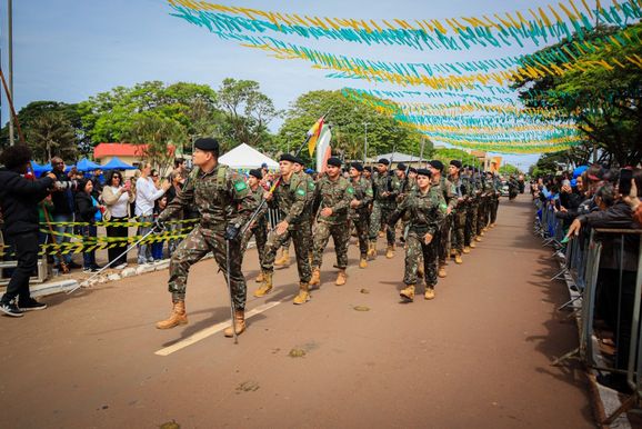 Desfile C&iacute;vico-Militar re&uacute;ne mais de 60 entidades e leva grande p&uacute;blico &agrave;s ruas