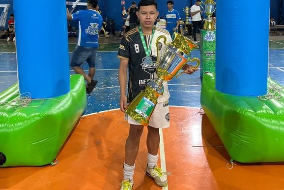 Fam&iacute;lia busca apoio para realizar o sonho do filho de ser jogador de futebol