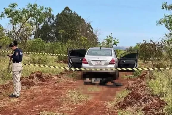 Homem &eacute; encontrado morto a tiros e com parte do corpo carbonizado na fronteira